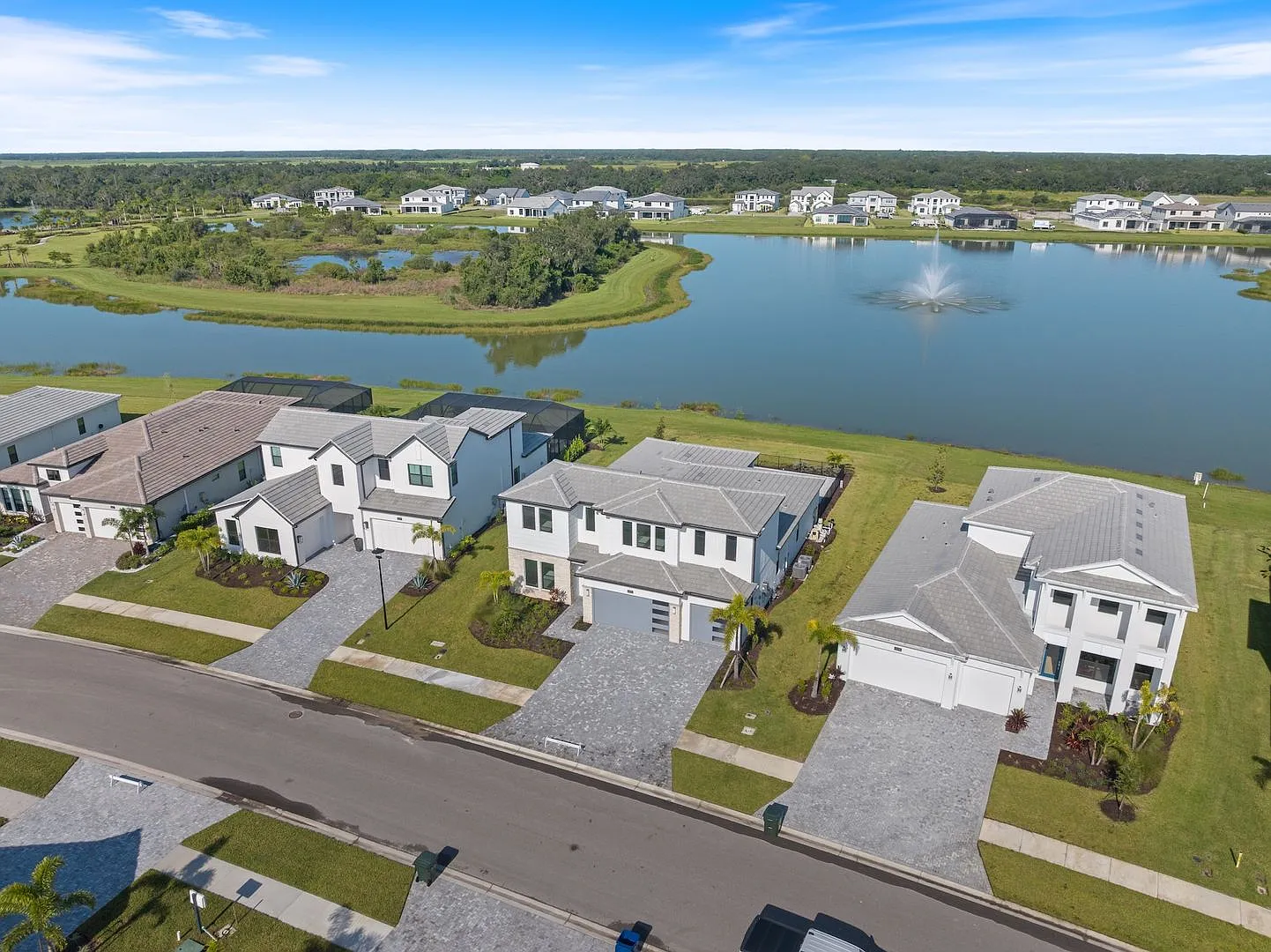 Brand New spacious 4bd/3.5bth Sarasota Home with Swimming Pool, 3-Car Garage and Loft — Photo 4
