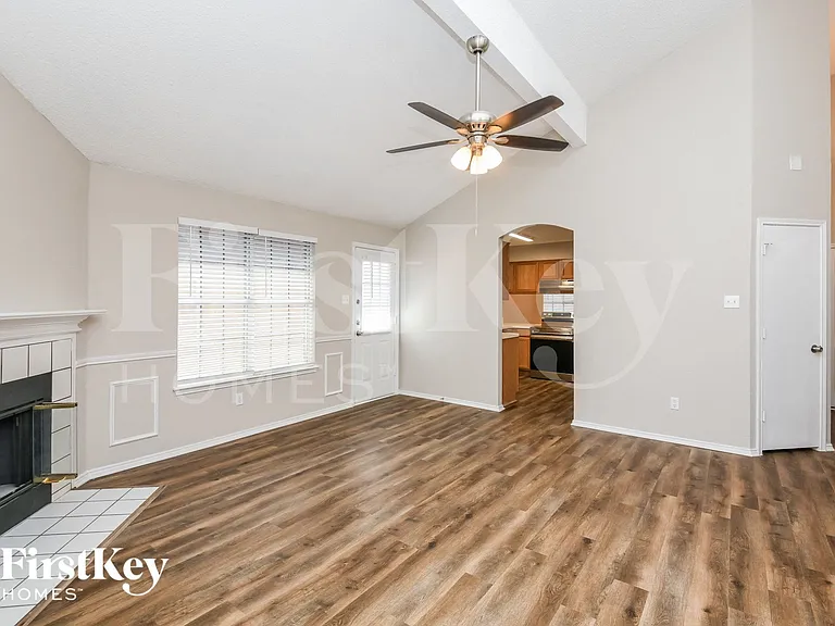 609 Hollyberry Dr — Photo 2