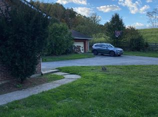 271 S Sandbranch Rd, Mount Hope, WV 25880