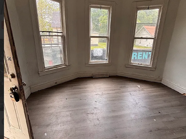 1700 E Prairie Ave — Photo 3