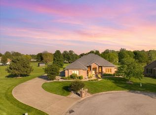 30 Canterbury Ct, Fairbury, IL 61739