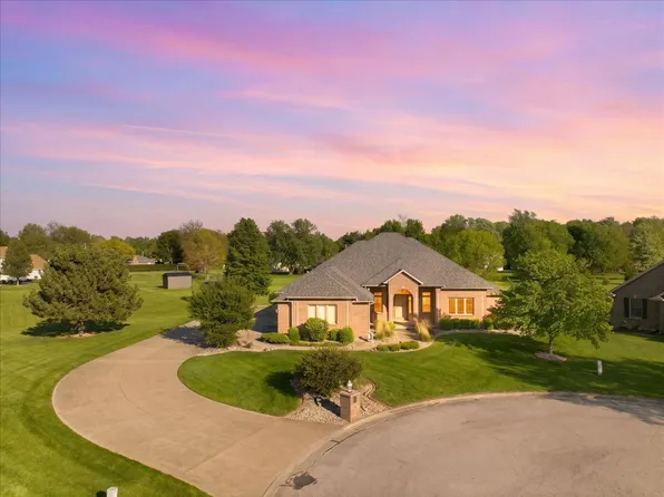 30 Canterbury Ct, Fairbury, IL 61739