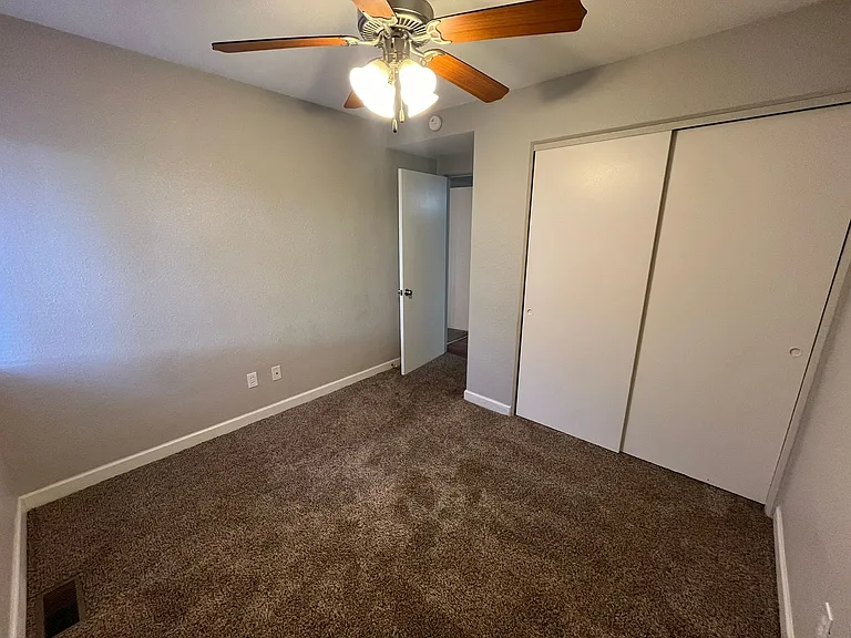 518 Hillsboro Ave — Photo 15
