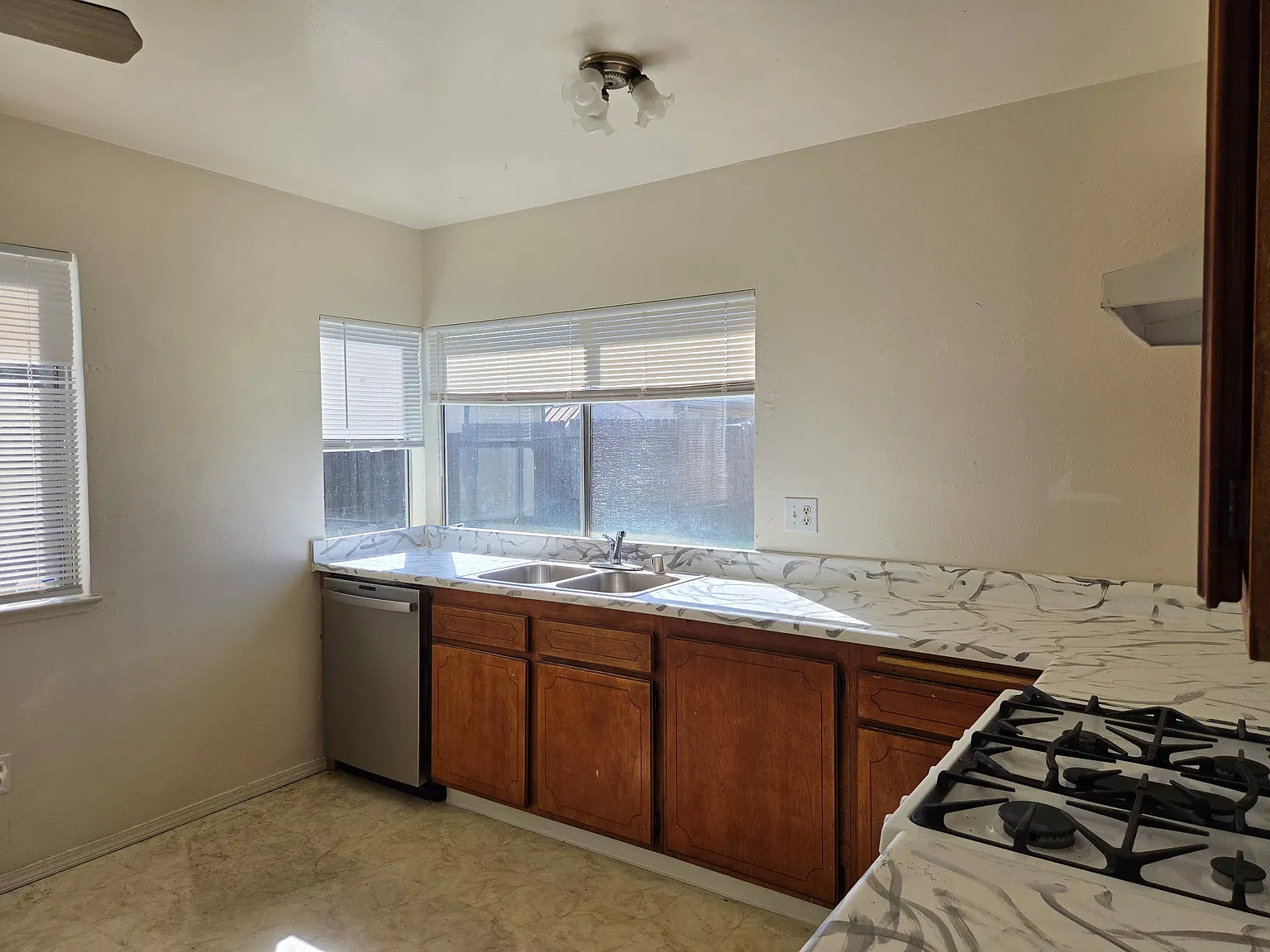 3 bed, 1219 sqft, $2,400 — Photo 3