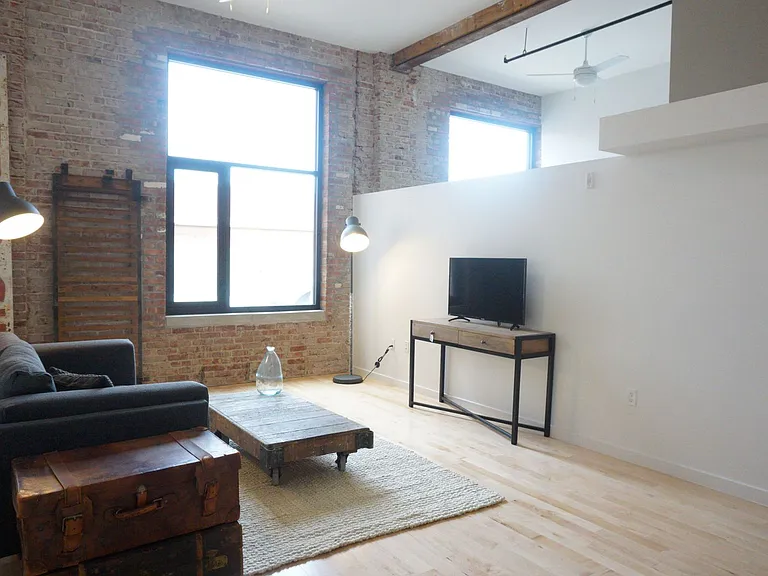 520Commerce — Photo 2
