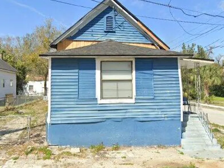 1241 E 3rd St — Photo 10