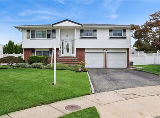 33 Sherwood Dr, Bethpage, NY 11714