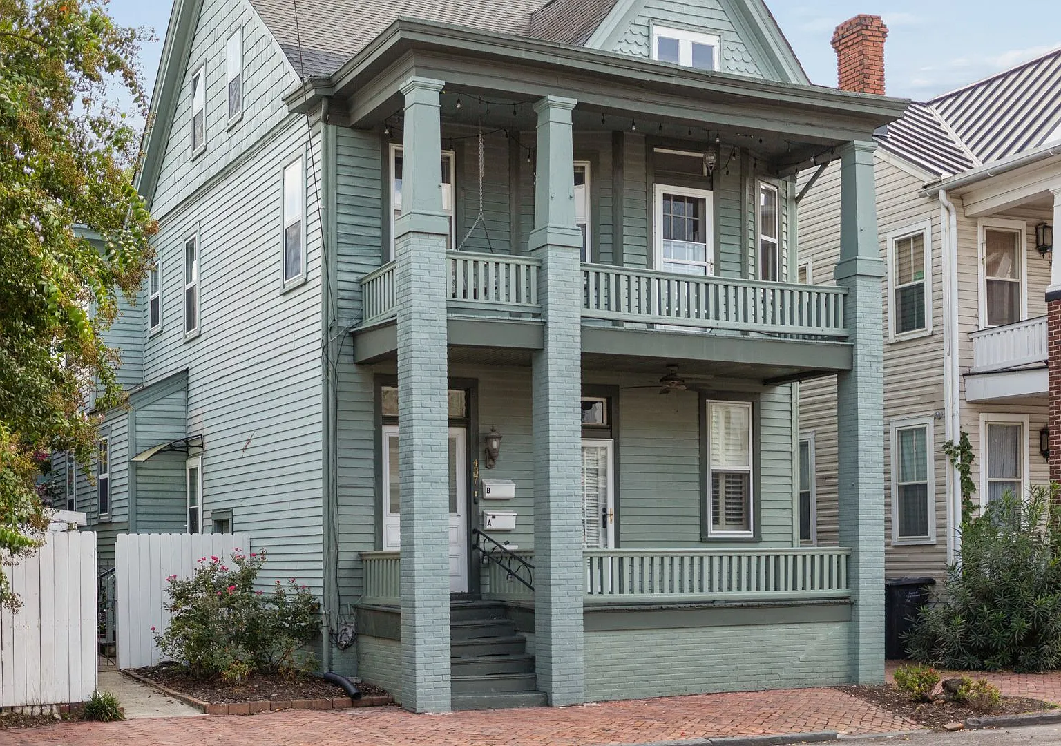 Olde Towne Move In Ready First Floor Unit !! — Photo 2