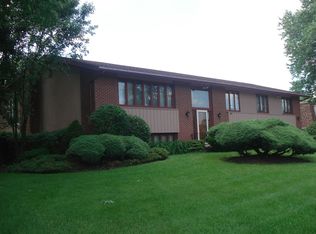 38 Kingston Dr, Oak Brook, IL 60523