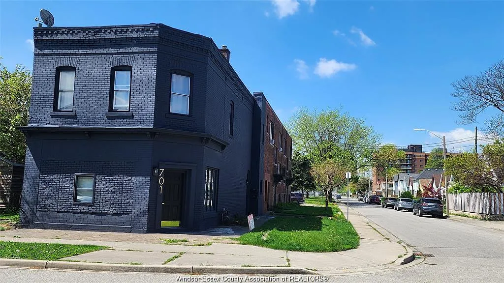 3 bed, $1,900 — Photo 2