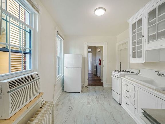 3rd image of 1004 Prince Edward St APT 1
