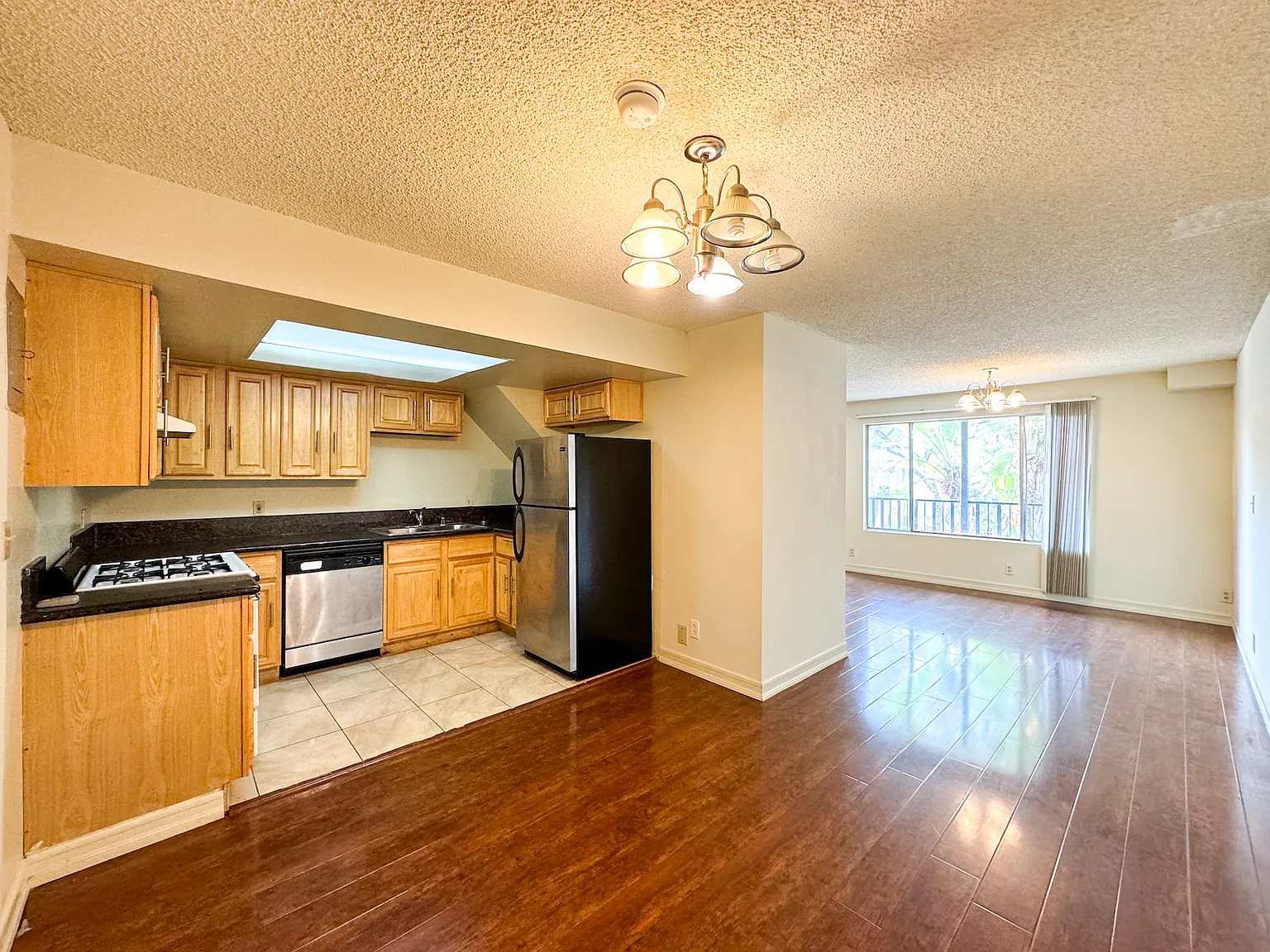 4 bed, 2.5 bath, 1300 sqft, $4,295 — Photo 3