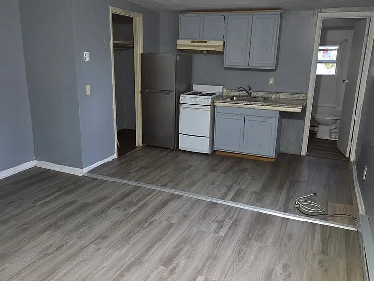 801 E Division St — Photo 2