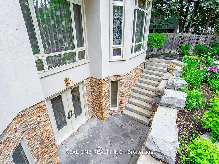 15 Royal Oak Dr — Photo 30