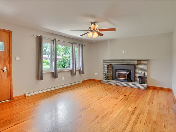 3rd image of 130 Claridge Dr