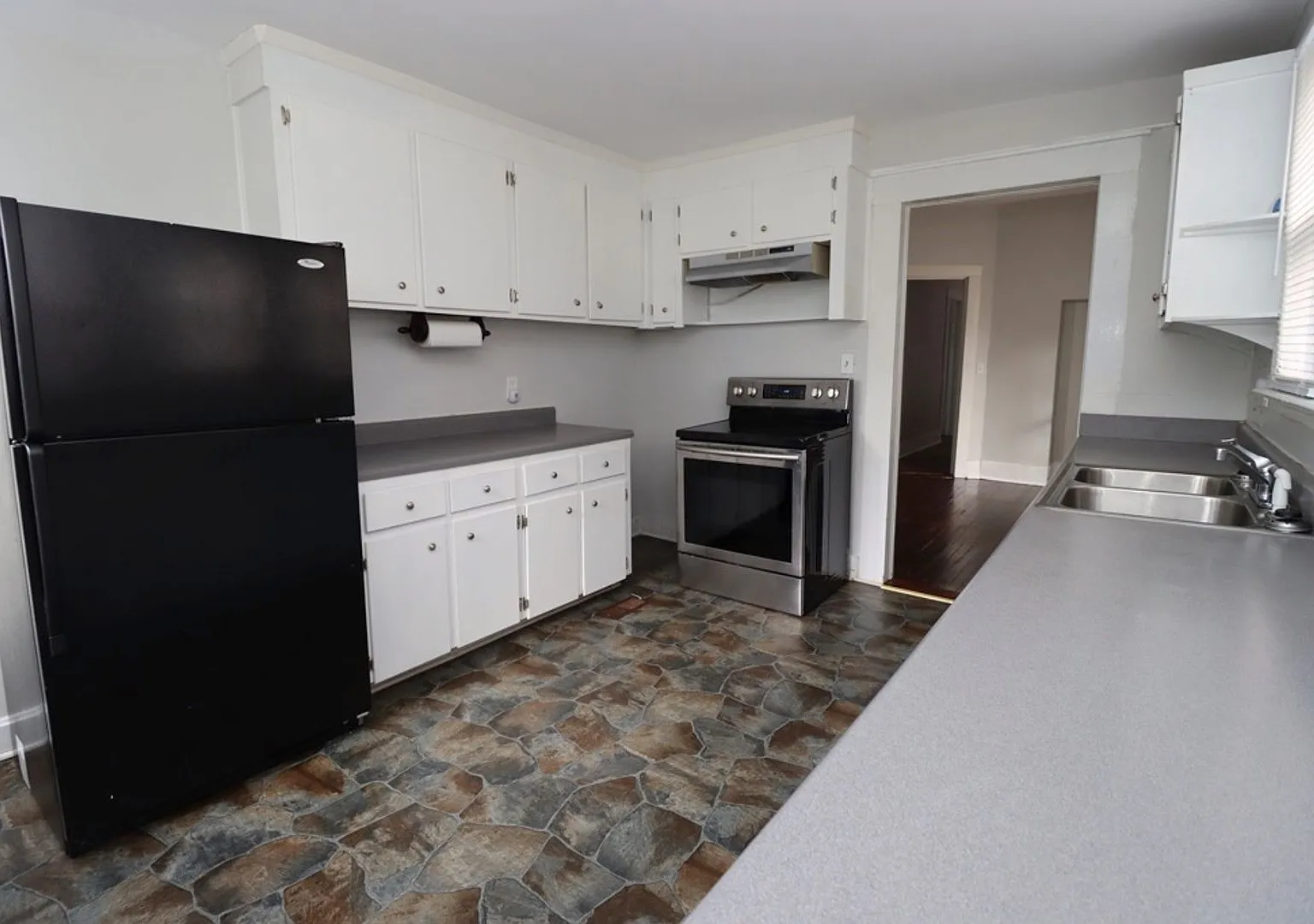 3 Bedroom 2 Bathroom House for Rent — Photo 4