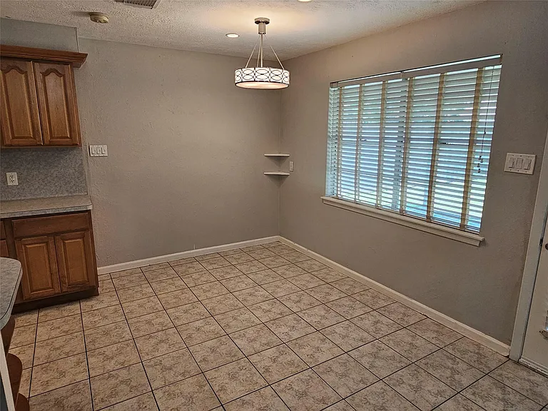 2701 Henderson Ln — Photo 5