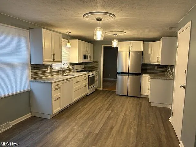 4 bed, 2.5 bath, 1876 sqft, $2,700 — Photo 2