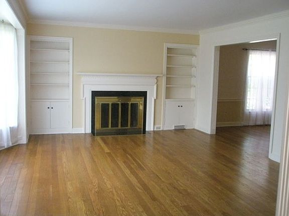 Spacious light-filled livingroom with working fireplace.