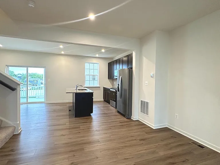 93 Stafford Pl — Photo 7