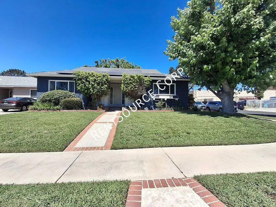 3 Bedroom 2 Bathroom Home For Rent In San Fernando Valley — Photo 1