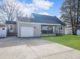 347 53rd St, Lindenhurst, NY 11757