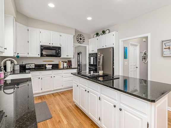 4th image of 6321 Thorncrest Dr