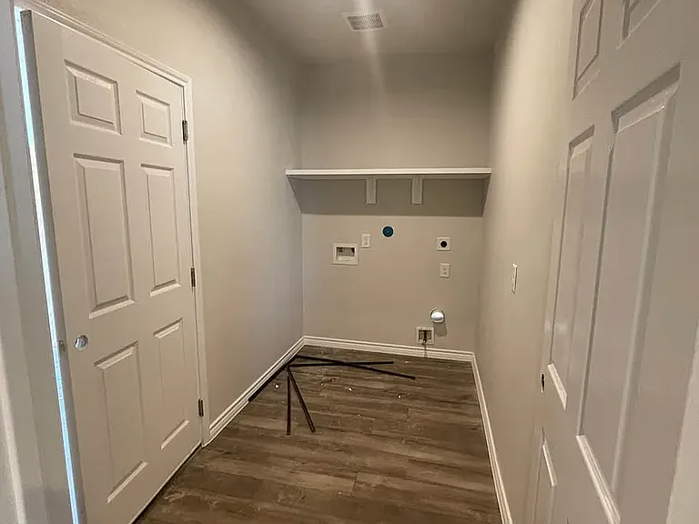 Laundry room (Washer dryer included)