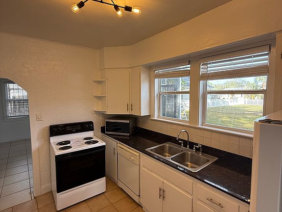 2nd image of 1010 W Indiana Ave