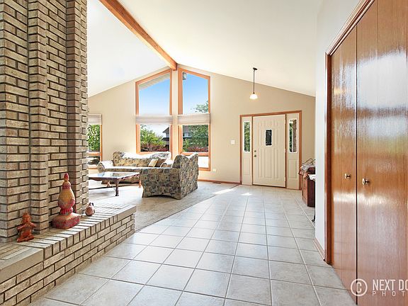 3rd image of 8404 Hollybrook Ln