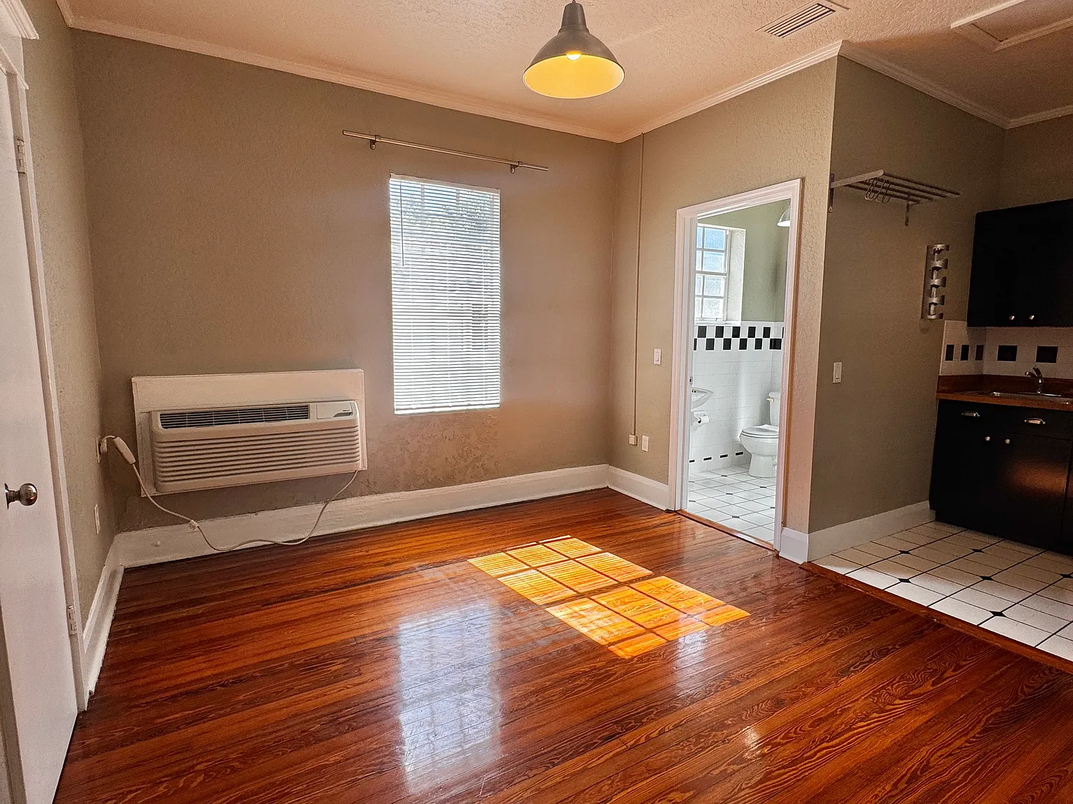 1 bed, 400 sqft, $1,200 — Photo 3