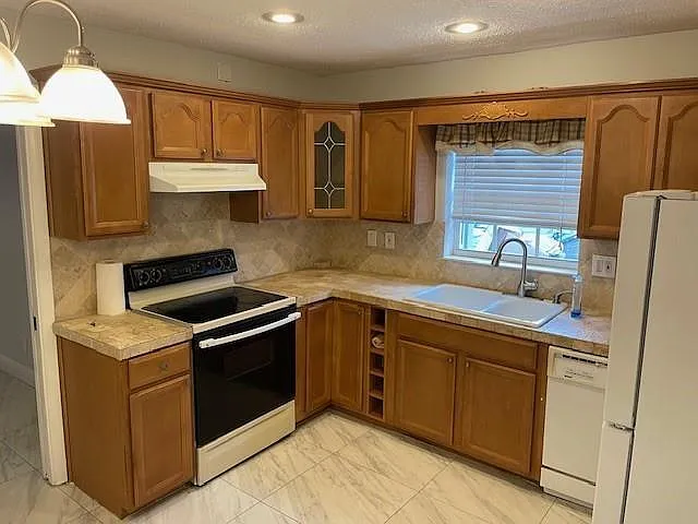 355 Sunshine Dr — Photo 2
