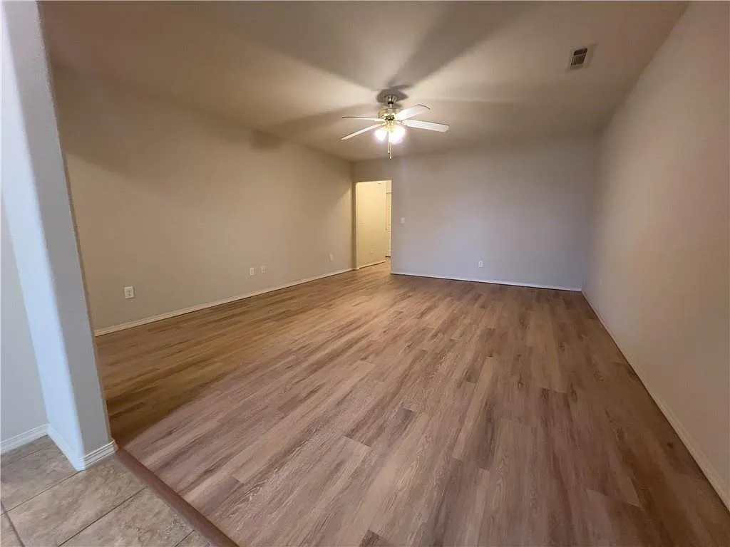 3 bed, 1300 sqft, $1,400 — Photo 2