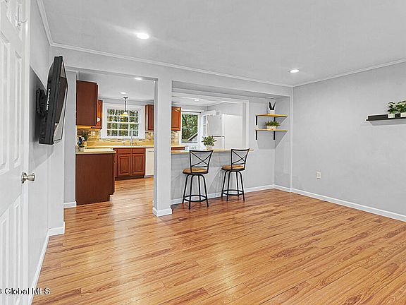 3rd image of 33 Red Oak Lane