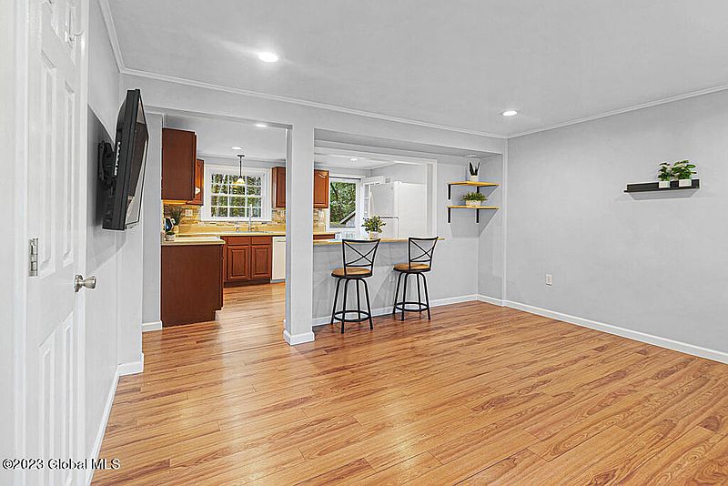 3rd image of 33 Red Oak Lane