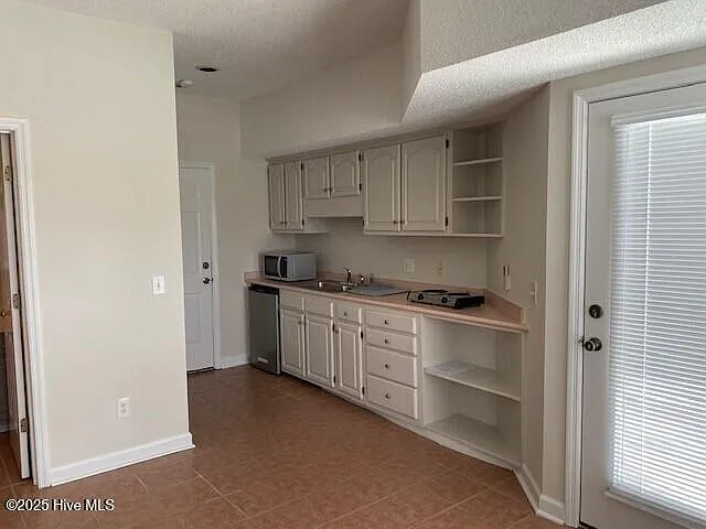 1 bed, 1.0 bath, $1,300 — Photo 3