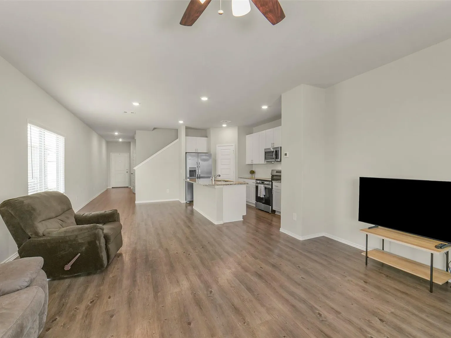 4 bed, 2.5 bath, 2243 sqft, $2,400 — Photo 4