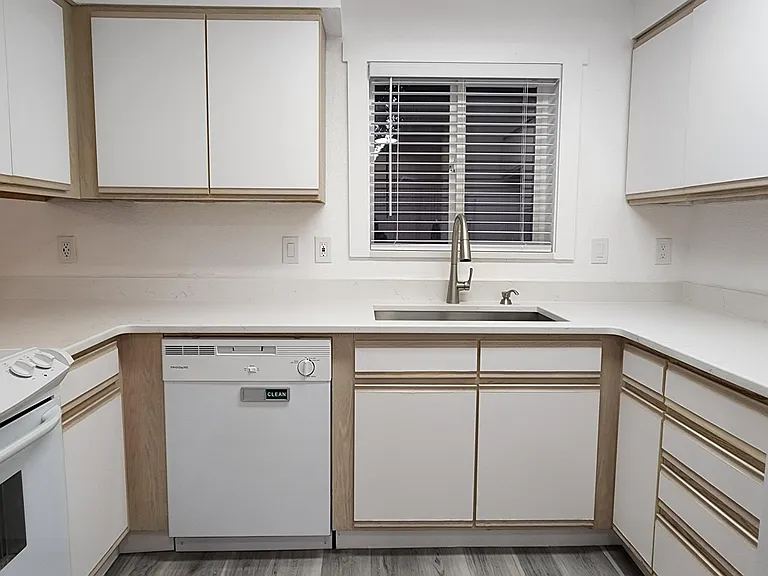 979 Plymouth Dr NE — Photo 13