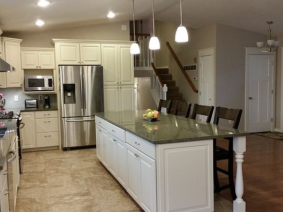 3rd image of 1079 S Memorial Dr