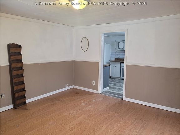 5th image of 637 S Ruffner Rd