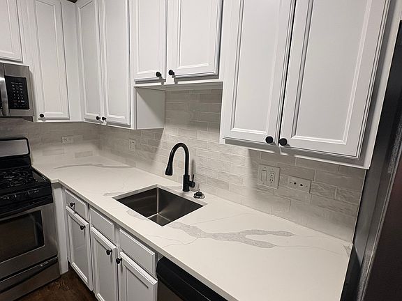 5th image of 1830 W Superior St #1F