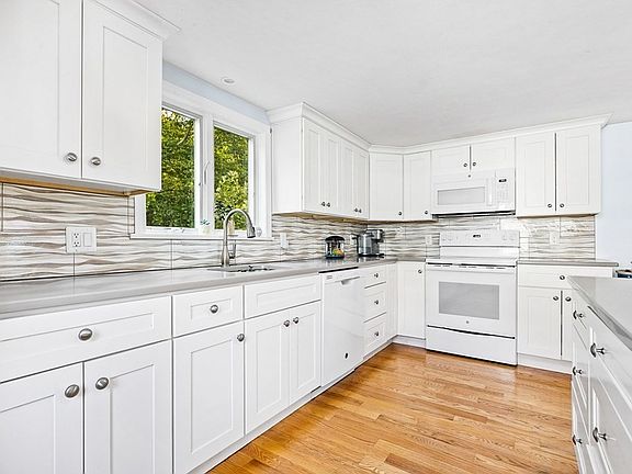 5th image of 182 Hersey St