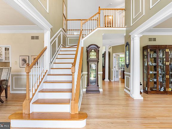 3rd image of 6 White Woods Ln