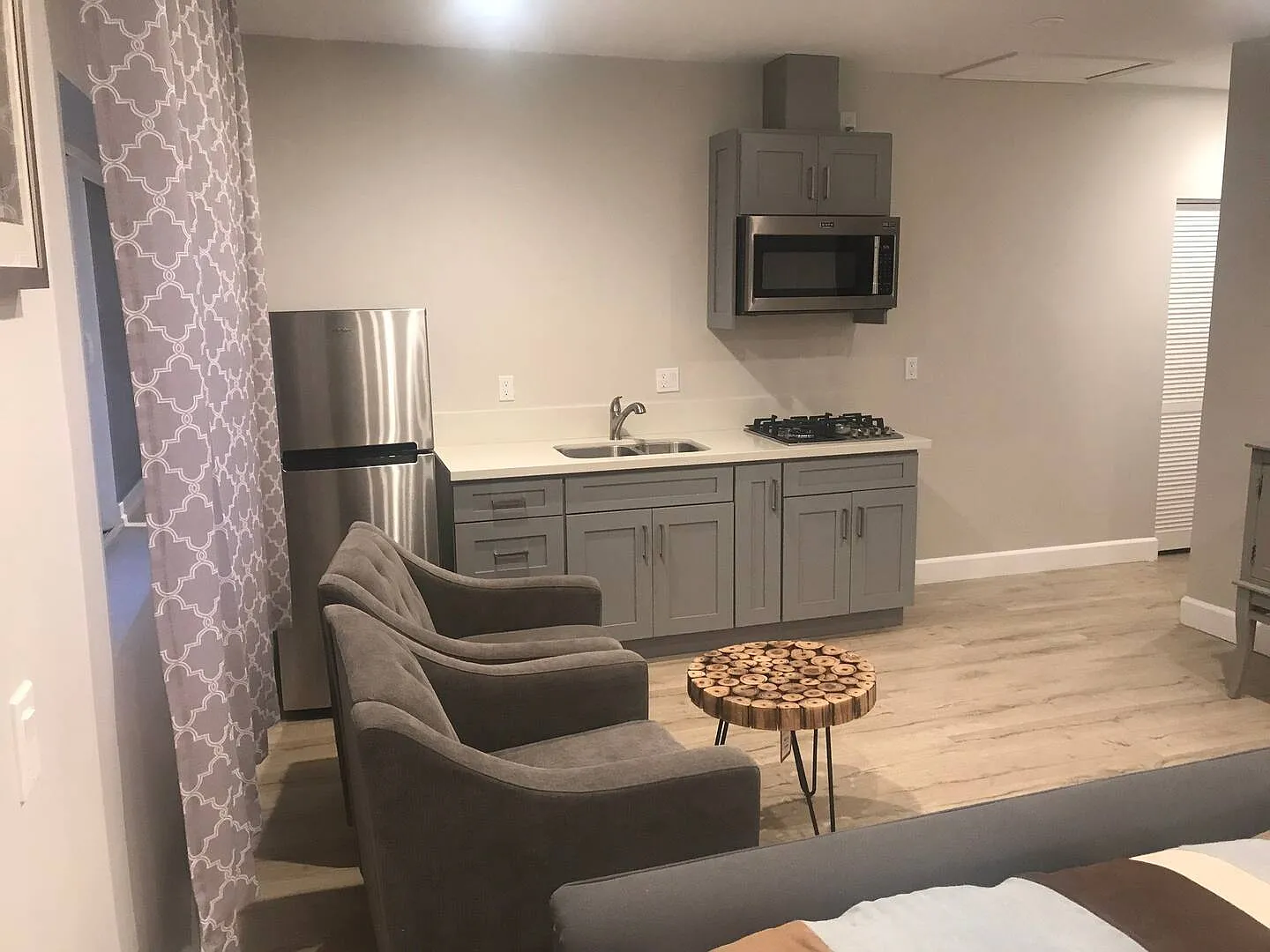 1 bed, 500 sqft, $2,100 — Photo 3