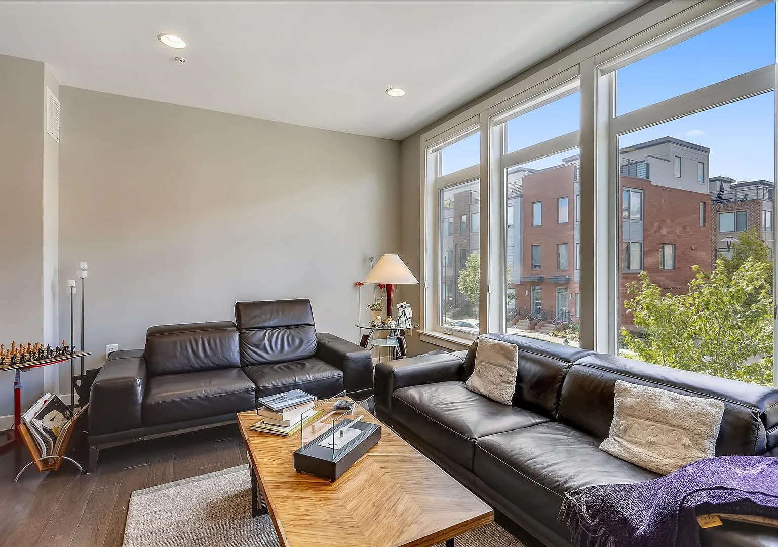 Great Location!! Stunning 3bd/3.5ba Luxury 4-Level Townhouse! — Photo 4