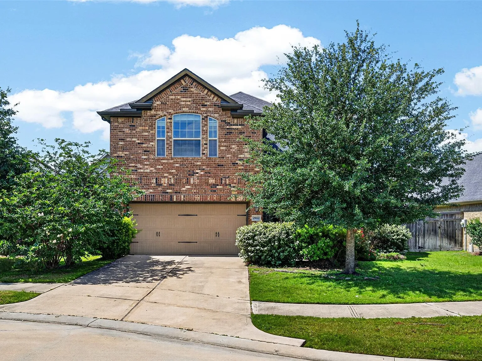 4 bed, 2.5 bath, 2555 sqft, $2,600 — Photo 2