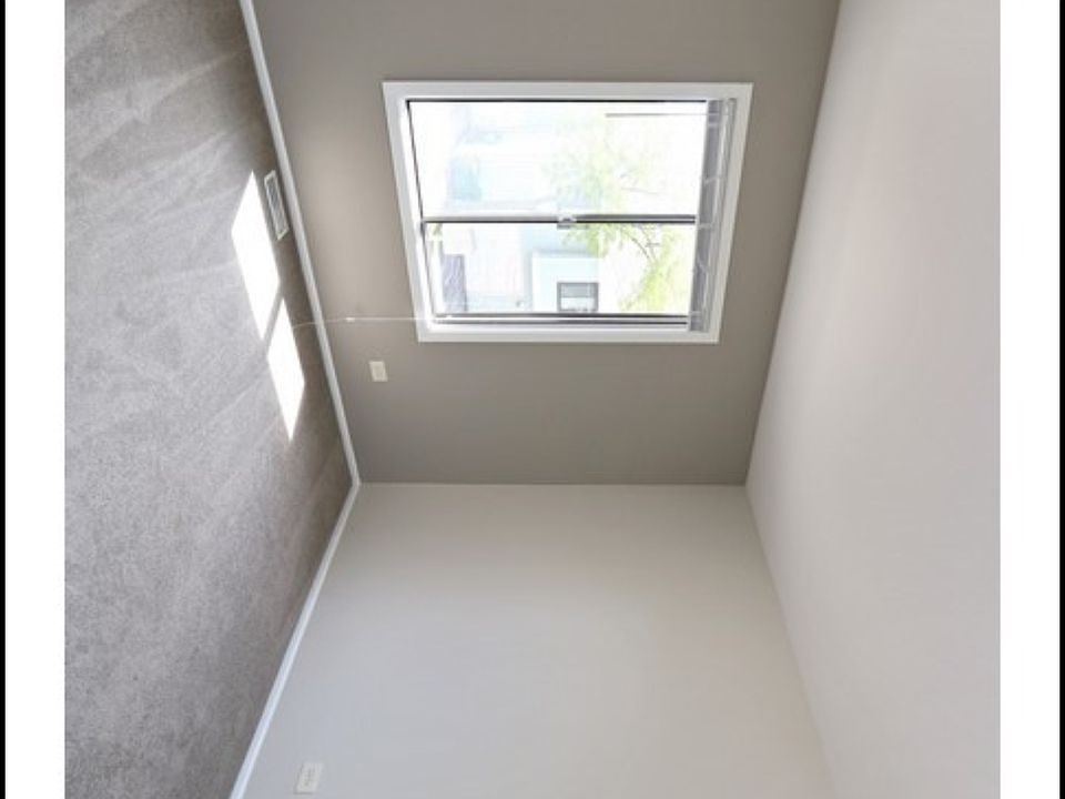 2nd image of 1001 Hayes Ct