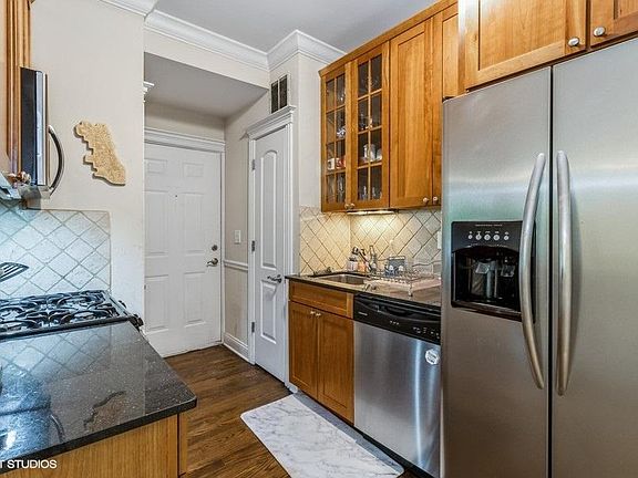 5th image of 627 W Arlington Pl APT 1S