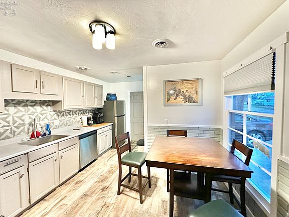 4th image of 1206 E Larchmont Dr