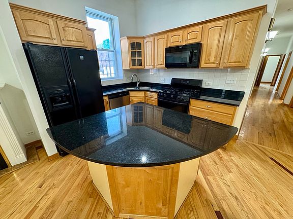 5th image of 1000 N Wood St #1